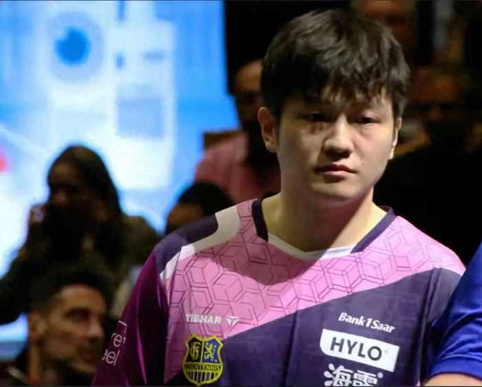 心疼小莫！樊振东3-0光速下班，他苦战五局瘫地上，东哥场边笑